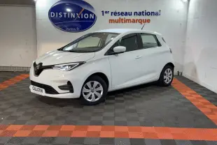 Renault ZOE Business blanc vue 3/4 avant droit en intérieur, avec phares LED et jantes acier.