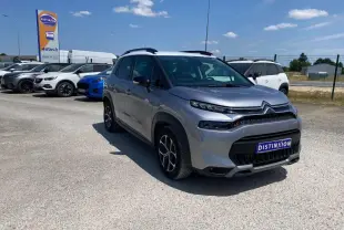 Citroën C3 Aircross gris Artense avec toit blanc, vue 3/4 avant droit sur parking ensoleillé.