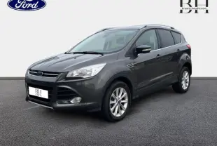 Ford Kuga gris Magnetic en 3/4 avant droit, mettant en valeur ses jantes alu et son design dynamique.
