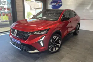 Renault Rafale rouge avec toit noir, vue 3/4 avant droit, feux LED en forme de flèche et jantes diamantées noires.