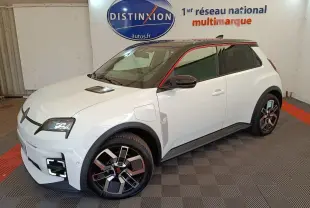 Vue 3/4 avant droit d'une Renault R5 Techno blanche avec toit noir et jantes au design moderne.