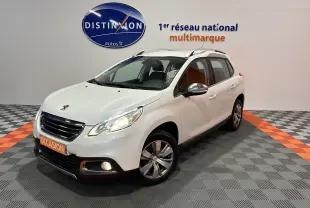 Peugeot 2008 blanc vue 3/4 avant droit avec phares et antibrouillards allumés en showroom.