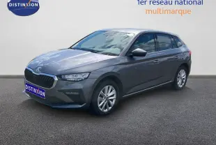 SKODA SCALA gris magnétique métal vue 3/4 avant droit avec jantes alliage et calandre noire.