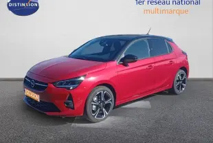 Vue 3/4 avant droite d'une Opel Corsa rouge Kardio métal avec toit noir et jantes alliage bicolores.