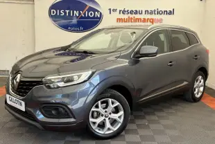 Renault Kadjar Intens gris foncé vu en 3/4 avant droit dans un showroom avec logo Distinxion en arrière-plan.