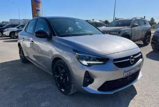 Opel Corsa 1.2i Turbo gris et toit noir, vue 3/4 avant droit, avec jantes noires et calandre distinctive.