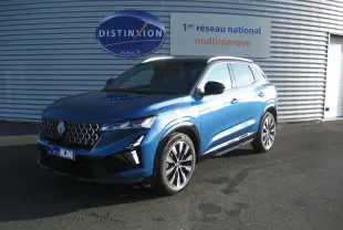 Renault Austral 2025 bleu outremer avec toit noir, vue 3/4 avant droit, calandre distinctive et jantes alliage.