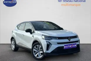Renault Captur 2025 blanc nacré avec toit noir, vue 3/4 avant mettant en valeur ses phares LED et calandre distinctive.