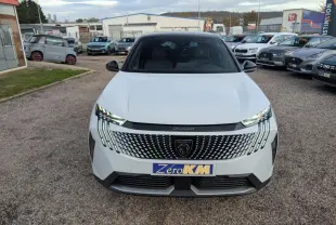 Vue avant d'un Peugeot 3008 blanc 2025 avec calandre noire à motif géométrique et feux LED griffés.