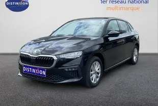 Skoda Scala noir magique métal vue 3/4 avant droit avec calandre distinctive et jantes argentées.