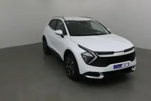 KIA Sportage blanc vu en 3/4 avant droit, avec calandre noire et jantes alliage distinctives.