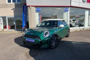 MINI Cooper S 2021 British Racing Green vue 3/4 avant avec toit blanc et jantes noires devant concessionnaire