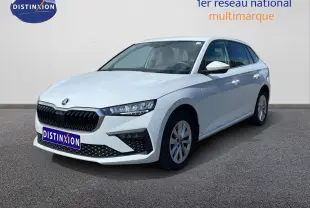 Vue 3/4 avant d'une Skoda Scala blanc glacier avec calandre noire et jantes alliage 16 pouces.