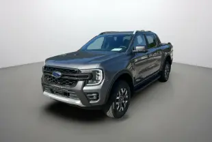 Ford Ranger 2025 gris carbone en vue 3/4 avant droit, avec calandre imposante et jantes alliage distinctives Wildtrak Plus.