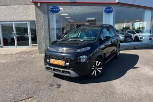 Citroën C3 Aircross noir Perla Nera en 3/4 avant droit avec barres de toit et jantes diamantées 17 pouces.