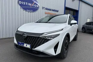 Nissan Qashqai blanc nacré métal vu en 3/4 avant droit, avec calandre noire et phares LED fins.