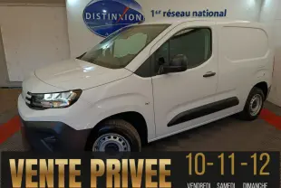 Vue 3/4 avant droite du Peugeot Partner blanc 2025, utilitaire compact avec pare-chocs noir et jantes acier.
