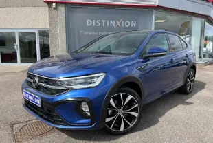 Volkswagen Taigo 1.5 TSI R-Line bleu récif métallisé, vue 3/4 avant droit avec jantes alliage et calandre distinctive.