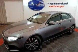 Mercedes Classe A 180 d Business Line gris foncé vue 3/4 avant droit, phares LED allumés et jantes distinctives.