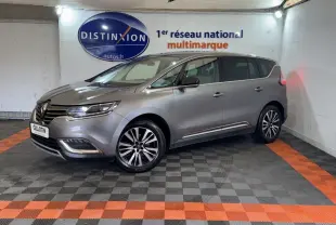 Renault Espace Initiale Paris gris foncé vu en 3/4 avant droit, avec jantes alliage et feux LED allumés.