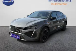 Peugeot 408 gris selenium métal en 3/4 avant droit, avec calandre distinctive et feux LED verticaux marquants.