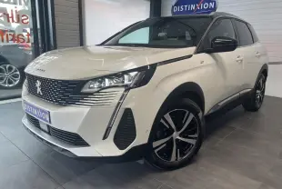Peugeot 3008 blanc nacré en 3/4 avant droit, avec toit noir et jantes alliage bi-ton visibles.