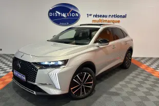 DS7 BlueHDI 130 2024 en Chrystal pearl, vue 3/4 avant droit avec feux LED et jantes noires distinctives.