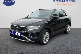 Volkswagen T-Roc noir grenadilla métal en 3/4 avant droit, avec calandre distinctive et jantes argentées.