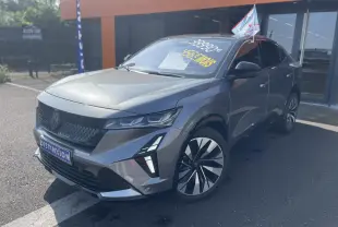 Vue 3/4 avant droit du Renault Rafale gris avec toit noir, jantes diamantées et calandre noire distinctive.