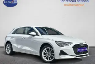 Audi A3 Sportback blanc Arkona vue 3/4 avant droit, avec calandre noire et jantes alu visibles.