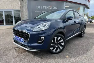 Vue 3/4 avant droite d'un Ford Puma bleu Abysse avec jantes alliage bicolores et calandre noire brillante.
