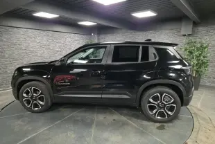 Vue de profil côté gauche du Jeep Avenger noir 2025 avec jantes alliage et vitres arrière surteintées.