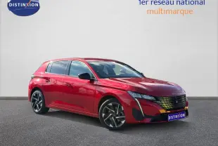 Peugeot 308 rouge Elixir vue 3/4 avant droit, avec calandre noire et jantes alliage distinctives.