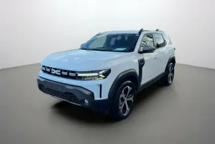 Dacia Duster 2025 blanc glacier en 3/4 avant droit, avec calandre noire et jantes alliage distinctives.