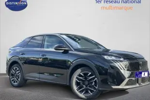 Peugeot 3008 Hybrid 145ch Allure noir Perla Nera vue 3/4 avant droit avec calandre distinctive et jantes alu noires.