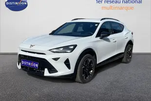 Vue 3/4 avant d'un CUPRA Formentor blanc neige métal avec jantes noires et détails noirs contrastants.