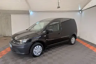 Vue 3/4 avant droite d'un Volkswagen Caddy noir 2019 utilitaire avec jantes acier et pare-chocs noirs mat.