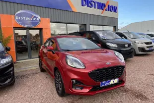 Ford Puma rouge Fantastic en 3/4 avant droit avec jantes alliage noires et calandre noire hexagonale.