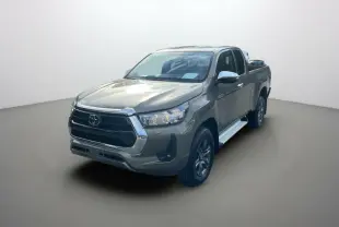 Toyota Hilux 4x4 2025 en bronze imperial, vue 3/4 avant droit avec calandre chromée et jantes foncées.