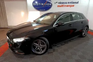 Mercedes Classe A 200 AMG Line noire vue en 3/4 avant droit, avec jantes alliage et phares LED allumés.