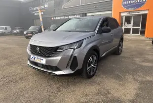 Peugeot 3008 gris Artense vue 3/4 avant droit, avec calandre noire et jantes alliage bi-ton visibles.