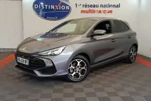 MG3 1.5L Hybrid+ Luxury gris foncé vue 3/4 avant droit en intérieur avec jantes distinctives et phares LED.