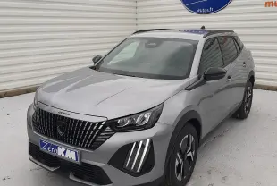 Peugeot 2008 gris Artense vue 3/4 avant droit, avec calandre distinctive et feux LED verticaux marquants.
