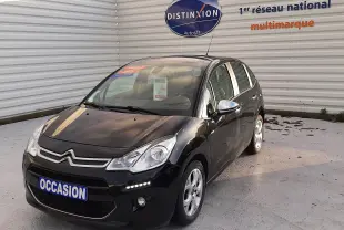 Citroën C3 BlueHDi 75 Exclusive noire vue en 3/4 avant droit avec feux diurnes LED et jantes alliage.