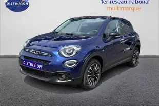 Vue 3/4 avant d'une FIAT 500X bleu Venezia avec jantes alliage bicolores et phares LED arrondis.