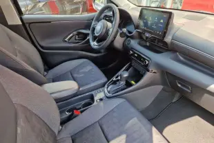 Intérieur de la Toyota Yaris 2025 gris minéral, vue côté conducteur, tableau de bord moderne avec écran tactile et boîte auto.