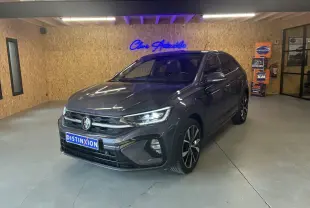 Volkswagen Taigo 1.5 TSI 150 R-LINE gris en 3/4 avant droit, avec jantes alliage et phares LED allumés.