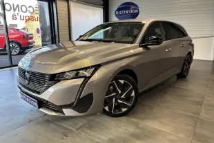 Peugeot 308 SW gris clair Metal Artense vue 3/4 avant droit, avec calandre noire et jantes alliage 17 pouces.