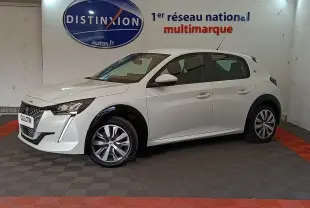 Peugeot 208 électrique blanche vue de profil côté gauche, avec jantes spécifiques et feux LED distinctifs.