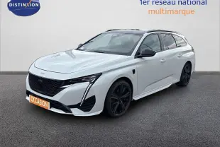 Peugeot 308 SW hybride blanc nacré, vue 3/4 avant droit, jantes noires et calandre noire distinctive.